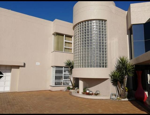 5 BEDROOM HOUSE FOR SALE IN OSLO BEACH